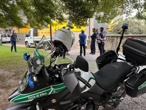 Degrado attorno alla stazione di Alba, i giovani di Fratelli d'Italia: "Istituiamo un vigile di quartiere"