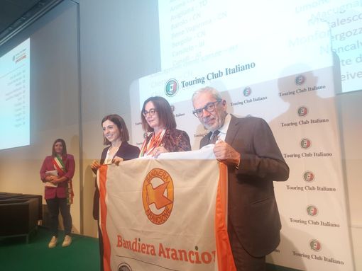 Il sindaco Renata Bianco a Milano durante la conferma del riconoscimento Bandiera Arancione del Touring Club Italiano