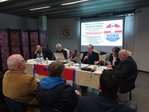 Il tavolo con tutti i relatori dell’incontro del Partito Popolare del Nord – Autonomia Piemontese Il tavolo con tutti i relatori dell’incontro del Partito Popolare del Nord – Autonomia Piemontese