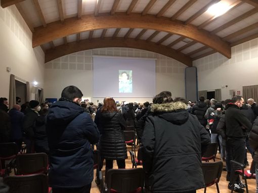 Un momento della veglia tenuta ieri nel salone polifunzionale di Magliano Alfieri