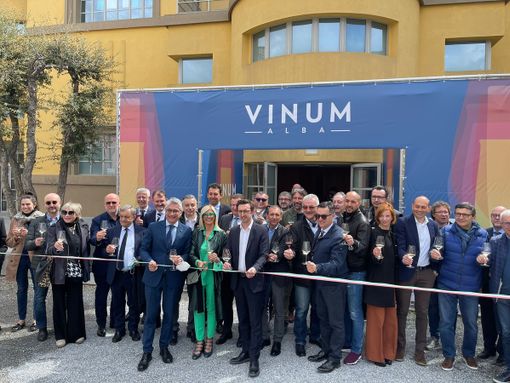 Il taglio del nastro di Vinum 2022, nel cortile della Maddalena ad Alba Il taglio del nastro di Vinum 2022, nel cortile della Maddalena ad Alba