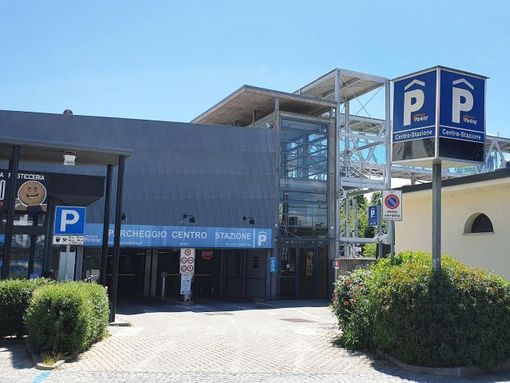 Atti vandalici nel parcheggio multipiano della stazione ad Alba. "Più controlli ed entrata solo con il biglietto" Atti vandalici nel parcheggio multipiano della stazione ad Alba. "Più controlli ed entrata solo con il biglietto"