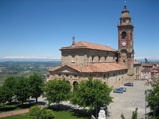 La chiesa nel centro storico di Diano d'Alba La chiesa nel centro storico di Diano d'Alba