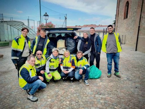 Il gruppo della Protezione Civile ha dato il suo prezioso contributo per pulire banchine stradali e fossi