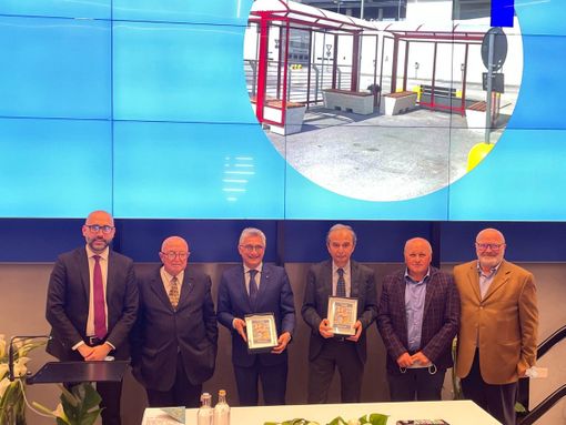 I sindaci Carlo Bo e Gianni Fogliato ritirano il premio per il contributo delle pensiline per l'autobus I sindaci Carlo Bo e Gianni Fogliato ritirano il premio per il contributo delle pensiline per l'autobus