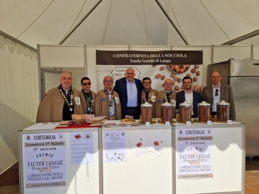 Lo stand della Confraternita della nocciola Tonda Gentile di Langa è stato preso d'assalto dai visitatori a Vinum, e visitato da personaggi pubblici tra cui Guido Crosetto, il Ministro della Difesa