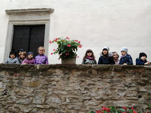 I bambini della scuola dell'infanzia di Camerana durante la visita