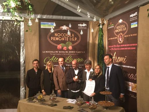 La consegna della Nocciola d'Oro delle Langhe&quot; 2019 a Enrico Crippa. Da sinistra, Emanuele Bolla, Liliana Allena, Alberto Cirio, Enrico Crippa, Flavio Borgna, Elisabetta Grasso e Roberto Bodrito