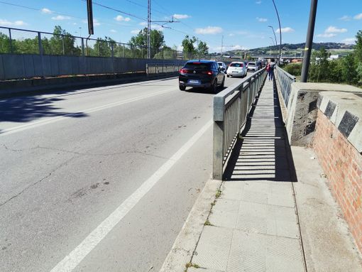 Il nuovo ponte dovrebbe venire realizzato a valle di quello albertino (in foto), sollevando quest'ultimo di parte del traffico che oggi sopporta
