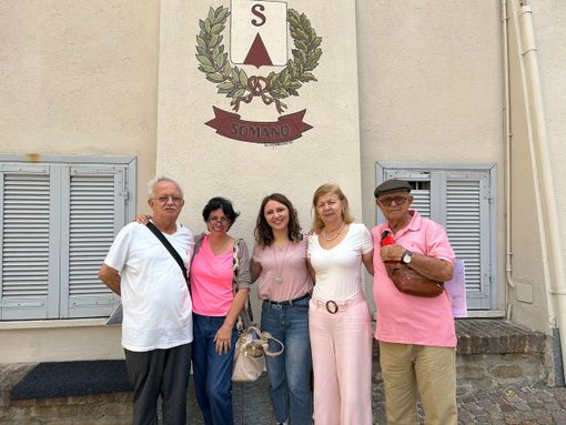 I quattro aire della famiglia Albarello davanti al Comune di Somano con l'impiegata Clementina (al centro) I quattro aire della famiglia Albarello davanti al Comune di Somano con l'impiegata Clementina (al centro)