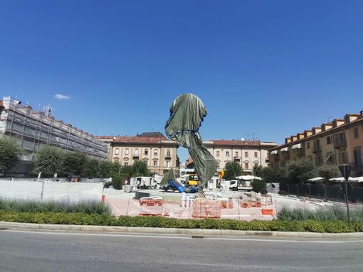 Poche ore e l'opera "Alba" sarà svelata (Foto durante i lavori scattata a inizio settembre, quando è stata posata) Poche ore e l'opera "Alba" sarà svelata (Foto durante i lavori scattata a inizio settembre, quando è stata posata)