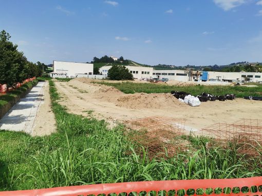 Continuano i lavori per la realizzazione dello scolmatore in zona della Parea a Grinzane Cavour Continuano i lavori per la realizzazione dello scolmatore in zona della Parea a Grinzane Cavour