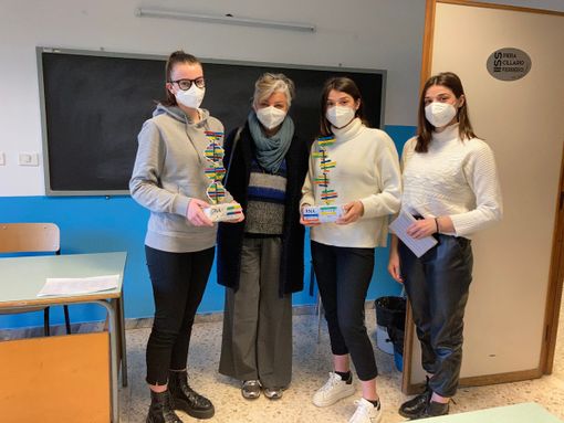Le studentesse premiate Francesca Casavecchia, Martina e Giada Curti insieme alla  dirigente scolastica Paola Boggetto