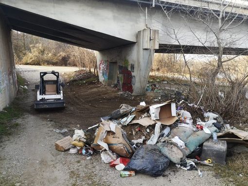 Rifiuti vicino al Tanaro: situazioni che si stanno ripetendo negli ultimi anni. Le zone delle discariche abusive vengono bonificate dai Comuni e dalla Coabser (Qui quella a Neive ripulita nel 2020)