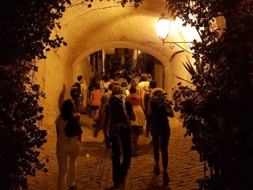 Evento di passeggiata notturna lungo una tappa della Strada Romantica (Foto stradaromantica.com)