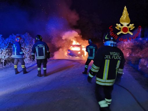 La Morra, auto in movimento prende fuoco. Illeso il conducente La Morra, auto in movimento prende fuoco. Illeso il conducente