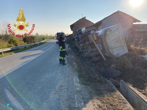 Camion del cantiere At-Cn si ribalta sulla Sp7, lunghe code sulla tangenziale di Alba Camion del cantiere At-Cn si ribalta sulla Sp7, lunghe code sulla tangenziale di Alba