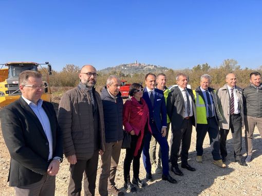 Il governatore Alberto Cirio insieme agli amministratori locali e vertici della concessionaria sul cantiere del tronco A dell'Asti-Cuneo