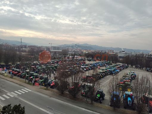 La protesta degli agricoltori sbarca ad Alba: oltre duecento i trattori giunti nella capitale delle Langhe [FOTO E VIDEO]