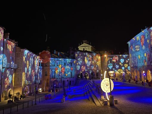 A Mondovì il Natale è nell'aria con il mapping immersivo "Luci a Piazza" dedicato alle mongolfiere A Mondovì il Natale è nell'aria con il mapping immersivo "Luci a Piazza" dedicato alle mongolfiere