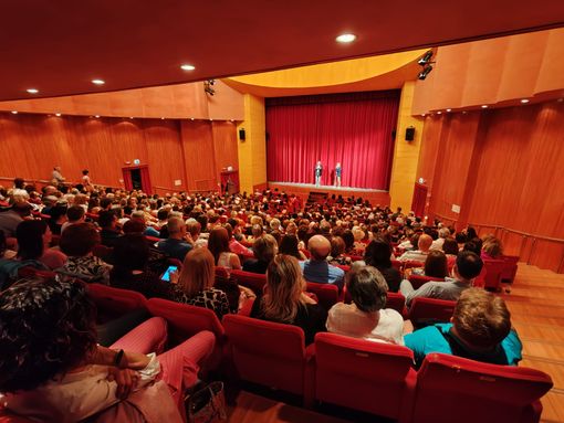 Bra, applausi a scena aperta per la commedia “Rumors” di Neil Simon