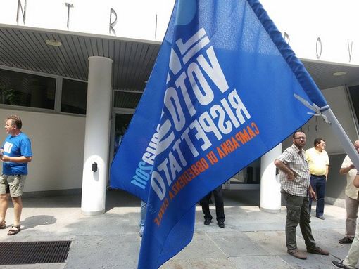 Riuniti davanti alla Provincia di Cuneo per manifestare contro la privatizzazione dell'acqua Riuniti davanti alla Provincia di Cuneo per manifestare contro la privatizzazione dell'acqua