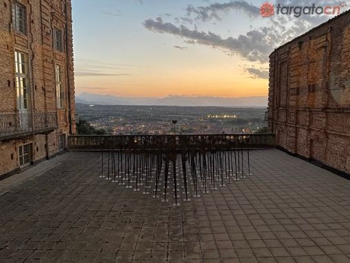 Un'opera di Corrado Ambrogio sulla terrazza del tribunale alla Mostra dell'Artigianato Un'opera di Corrado Ambrogio sulla terrazza del tribunale alla Mostra dell'Artigianato