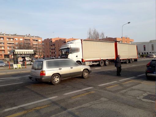 Il passaggio dei mezzi pesanti in corso Francia perdura nonostante il divieto e i controlli della Polizia Municipale