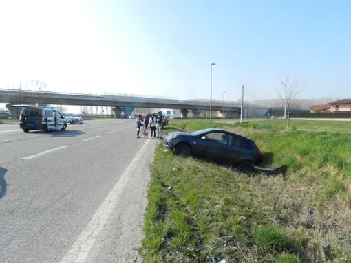 Per aiutare una parente dopo un incidente si scontra con un’altra auto