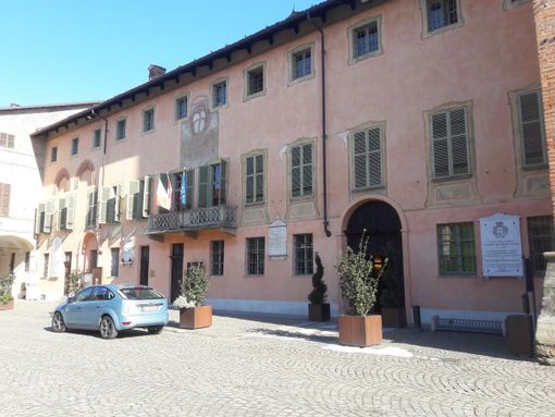 Il municipio di Cherasco Il municipio di Cherasco