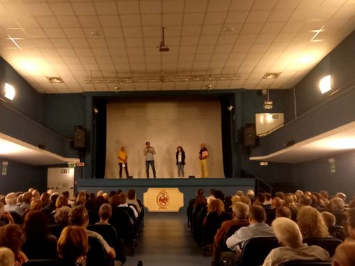 Un lungo, commosso applauso: a Dronero il successo del documentario 'Chiamo, nessuno risponde' Un lungo, commosso applauso: a Dronero il successo del documentario 'Chiamo, nessuno risponde'