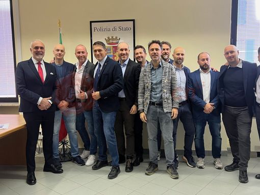 Sulla sinistra Mario Pirito con i colleghi della Digos Sulla sinistra Mario Pirito con i colleghi della Digos