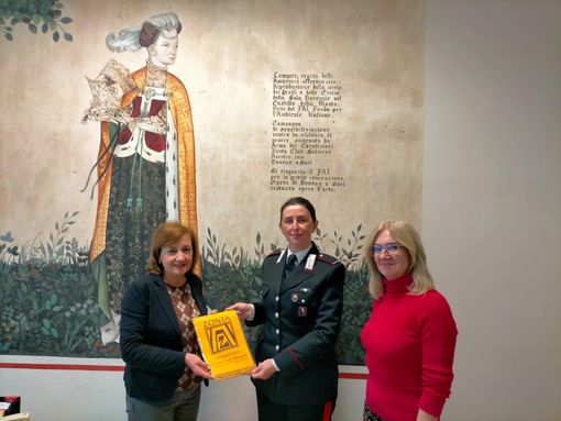 Riflessioni nella stanza dell'ascolto presso la Caserma dei Carabinierti di Saluzzo. la co presidente Zonta Tiziana Somà, il maresciallo Michela Ricca e Emanuela Galllo di Zonta Saluzzo ( foto tratta dal sito facebook di Zonta Saluzzo Riflessioni nella stanza dell'ascolto presso la Caserma dei Carabinierti di Saluzzo. la co presidente Zonta Tiziana Somà, il maresciallo Michela Ricca e Emanuela Galllo di Zonta Saluzzo ( foto tratta dal sito facebook di Zonta Saluzzo