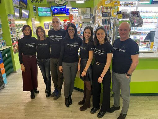 Eraldo Barale e il team di Non solo Tabacchi che hanno lanciato il contest fotografico "Il Natale a Saluzzo in foto"