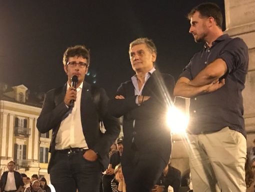 Lauria con il filosofo Diego Fusaro in una serata sulla libertà vaccinale a Cuneo Lauria con il filosofo Diego Fusaro in una serata sulla libertà vaccinale a Cuneo
