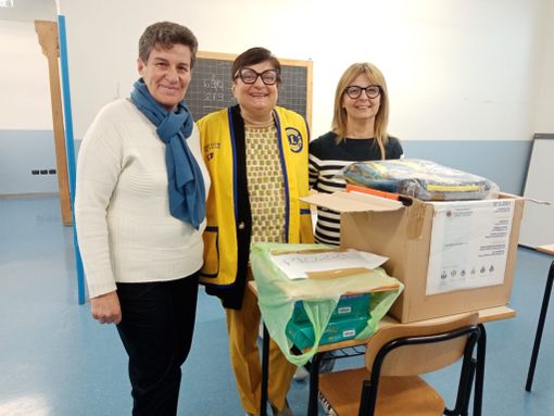 Piozzo, materiale di cartoleria donato alle scuole grazie alla raccolta promossa dal Lions Club Carrù-Dogliani