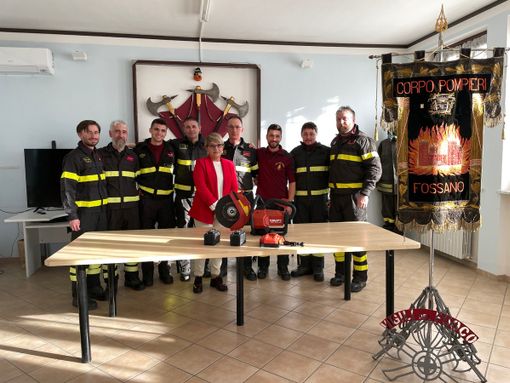 Azienda di Salmour dona un elettrotroncatore ai Vigili del Fuoco volontari di Fossano Azienda di Salmour dona un elettrotroncatore ai Vigili del Fuoco volontari di Fossano