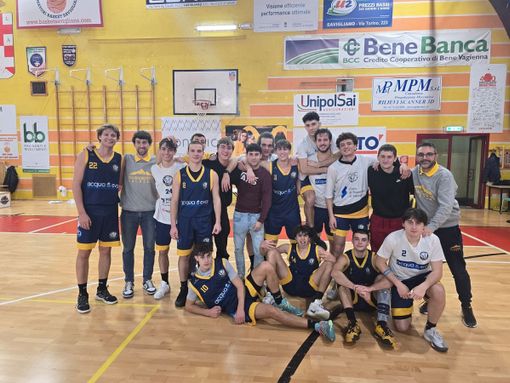 La squadra Pallacanestro Saluzzo trionfa nel derby contro ASC Savigliano