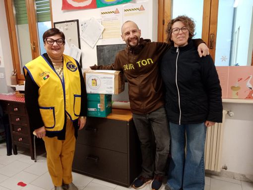 Clavesana, donato materiale di cancelleria alla primaria, grazie all'iniziativa "zaino sospeso"