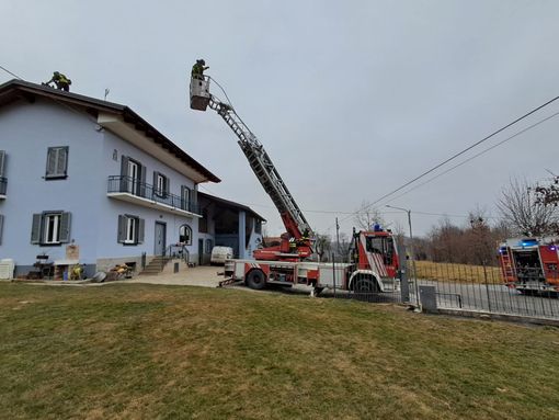 Incendio camino a Peveragno, vigili del fuoco sul posto con l'autoscala