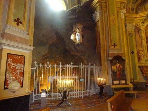 La replica della Grotta di Lourdes nella chiesa dei Fratini a Bra