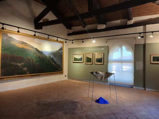Saluzzo, una sala della pinacoteca Matteo Olivero e al centro l'opera di Marco Cordero Saluzzo, una sala della pinacoteca Matteo Olivero e al centro l'opera di Marco Cordero