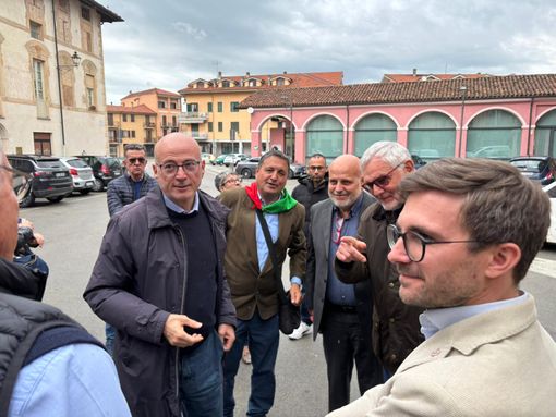 Teatro Vacchetti di Carrù esaurito per Aldo Cazzullo: in prima fila anche il sindaco di Alba Gatto