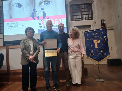 Saluzzo, Monastero della Stella la consegna della targa della sezione saluzzese Fidapa all'associazione "La cura nello sguardo"