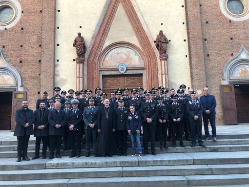 Saluzzo, foto di rito davanti alal Cattedrale dopo la celebrazione della messa di precetto pasquale interforze
