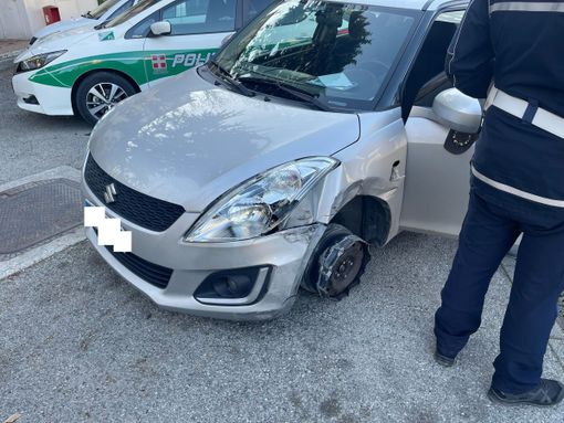 Ubriaco, provoca un incidente e scappa senza pneumatico: nei guai 60enne di Bra Ubriaco, provoca un incidente e scappa senza pneumatico: nei guai 60enne di Bra