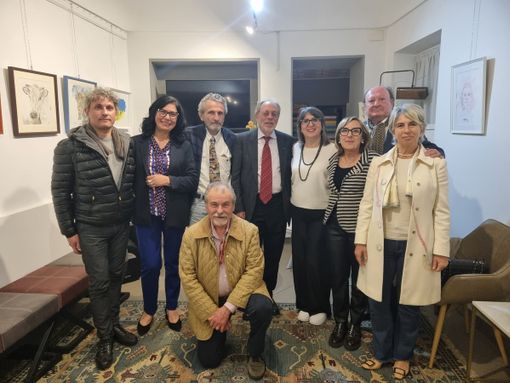 In foto Raffaele Montanaro con gli amici del Caffè letterario di Albedo In foto Raffaele Montanaro con gli amici del Caffè letterario di Albedo
