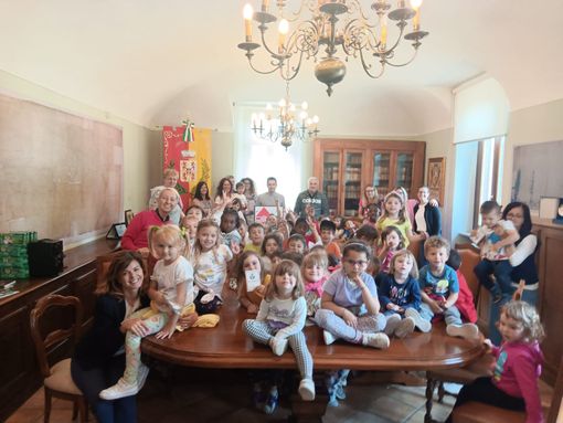Bambini della materna di Bernezzo in visita in Municipio per "il timbro sulla carta di identità"