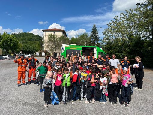 Gli alunni della primaria di Sale Langhe a lezione con gli AIB di Priero