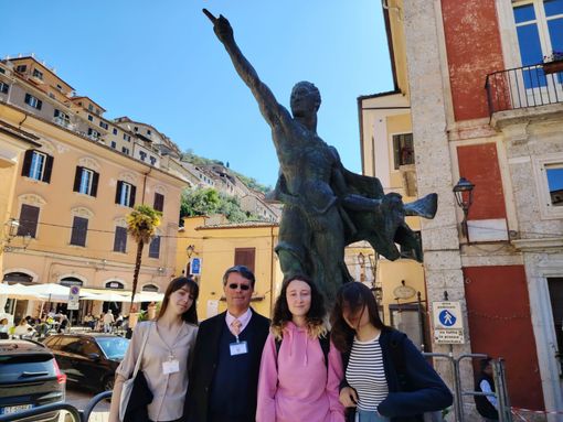 Il prof. Stefano Casarino con Eloise Ellena (al centro della foto)